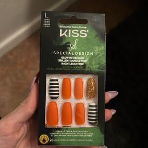 Kiss Halloween nails